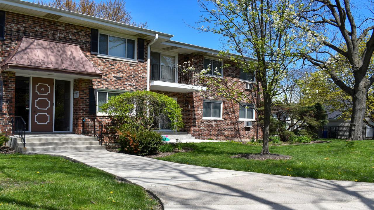 41 N Main St. #23, Glen Ellyn, IL 60137