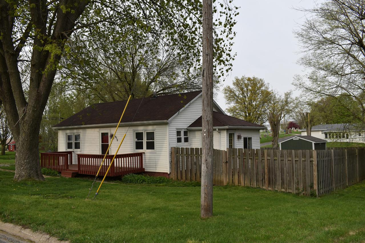 610 N Douglas St., Roanoke, IL 61561