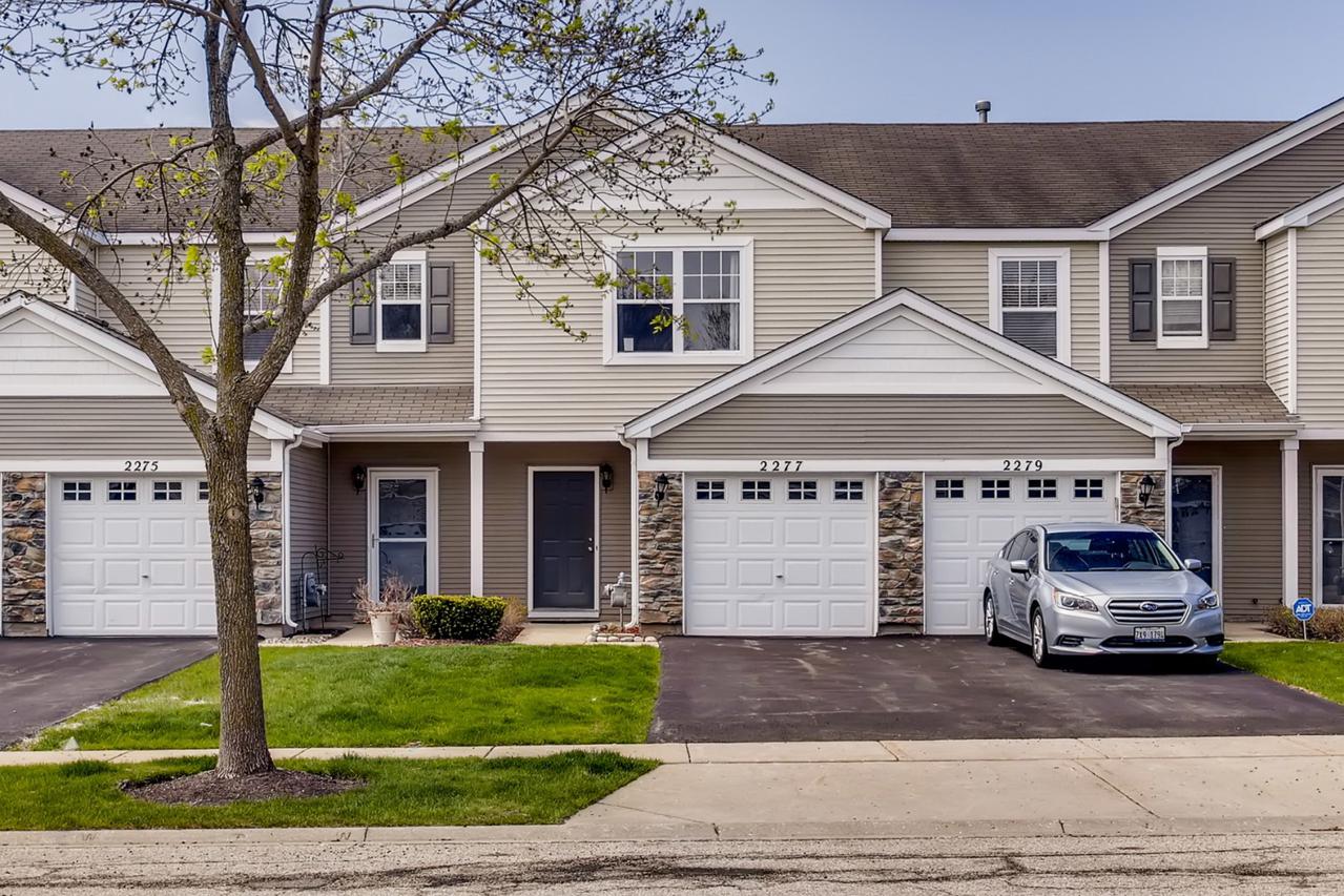 2277 Flagstone Ln., Carpentersville, IL 60110