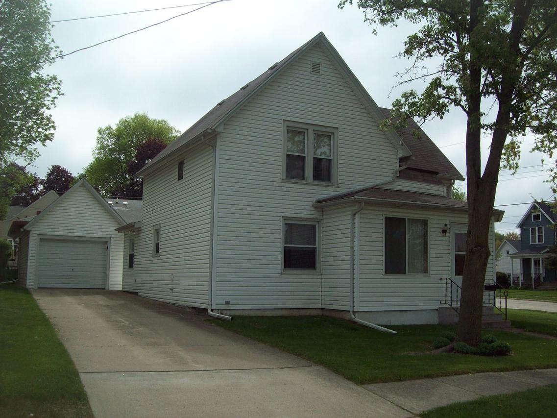 200 4th St., Walnut, IL 61376