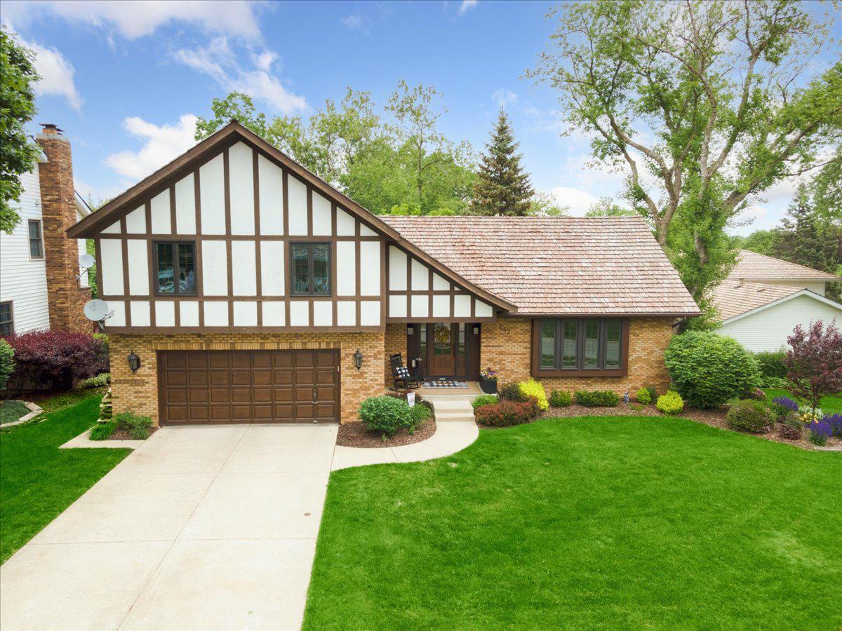 642 Paddock Ln., Libertyville, IL 60048