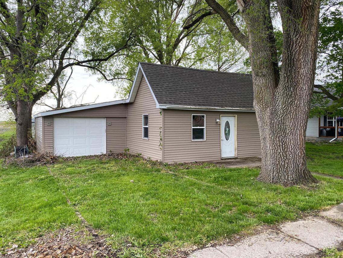 206 E Lincoln Ave., Ogden, IL 61859