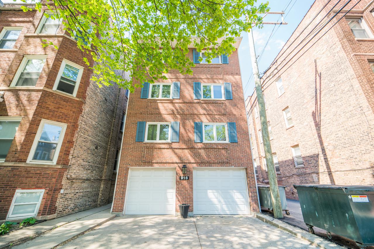 916 W Wolfram St. #2B, Chicago, IL 60657