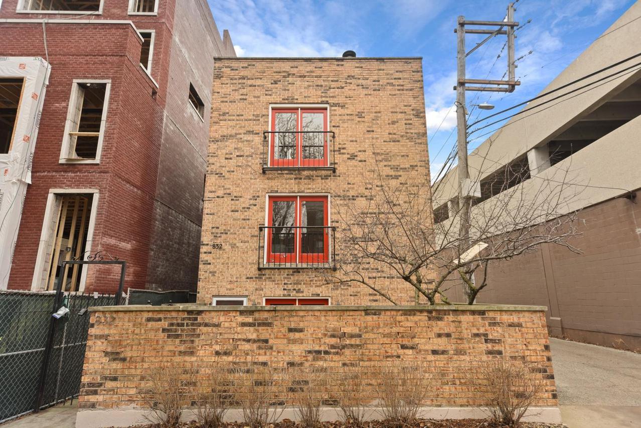 832 W Barry Ave. #1, Chicago, IL 60657