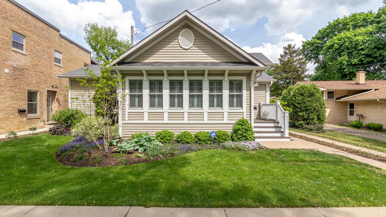 206 Garfield Ave., Libertyville, IL 60048