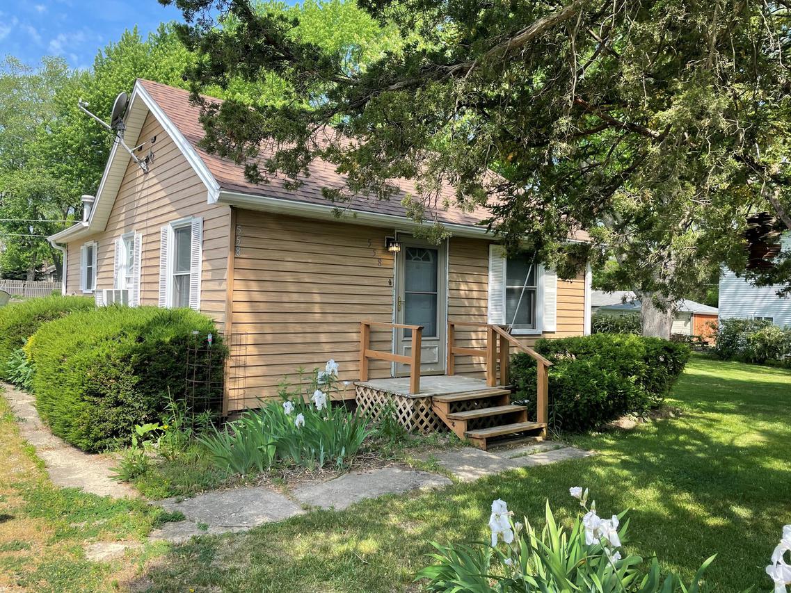 3S558 Elizabeth Ave., Warrenville, IL 60555