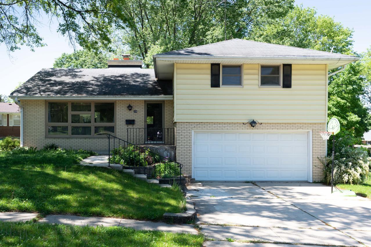 208 N Bellaire Ave., Freeport, IL 61032
