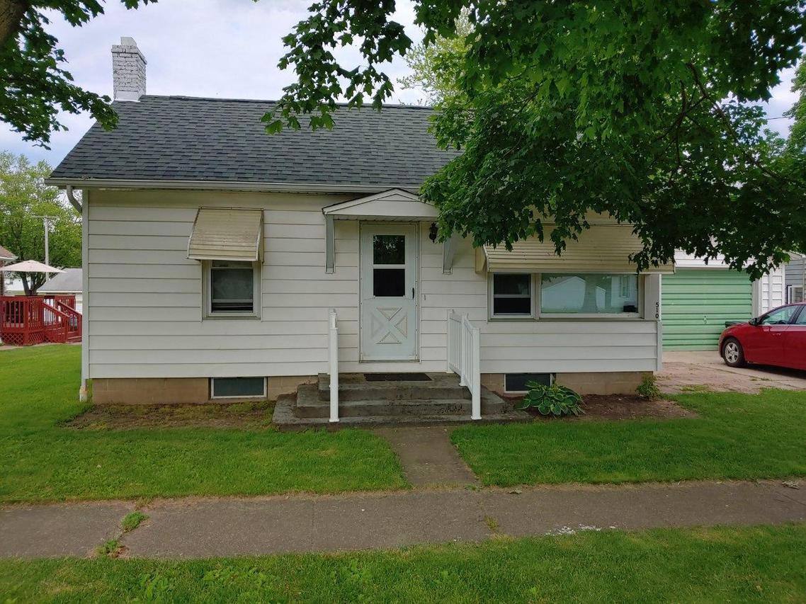 510 N Douglas St., Roanoke, IL 61561