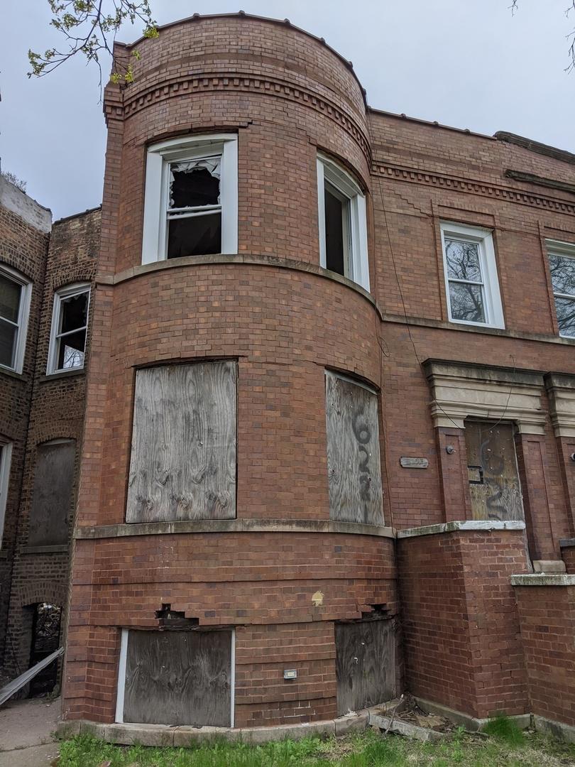 6221 S St Lawrence Ave., Chicago, IL 60637