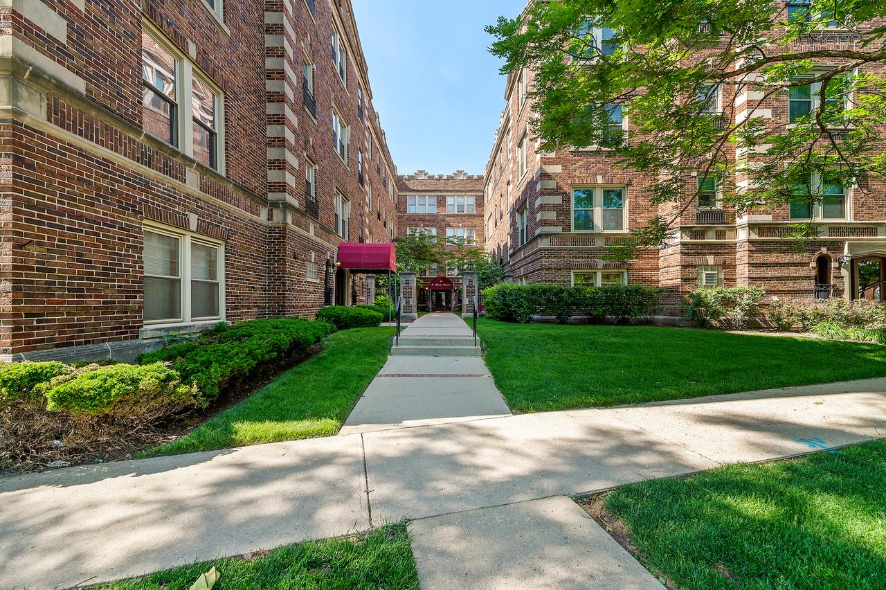 75 E Harris Ave. #1E, La Grange, IL 60525