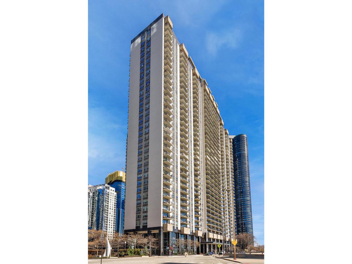 400 E Randolph St. #2527, Chicago, IL 60601