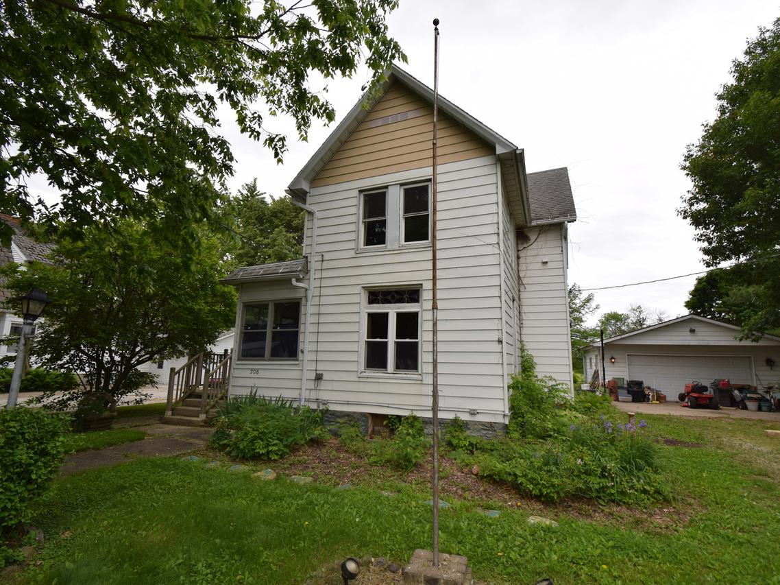 208 N High St., Sibley, IL 61773