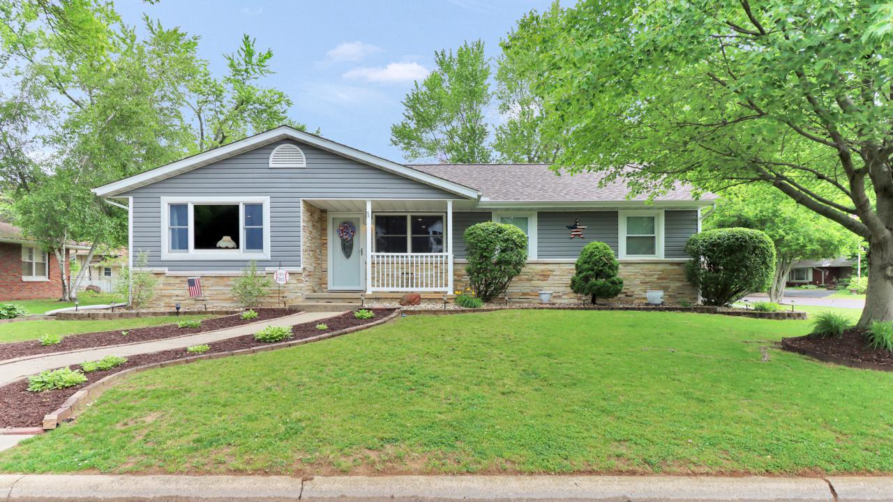 300 4th St., Mackinaw, IL 61755