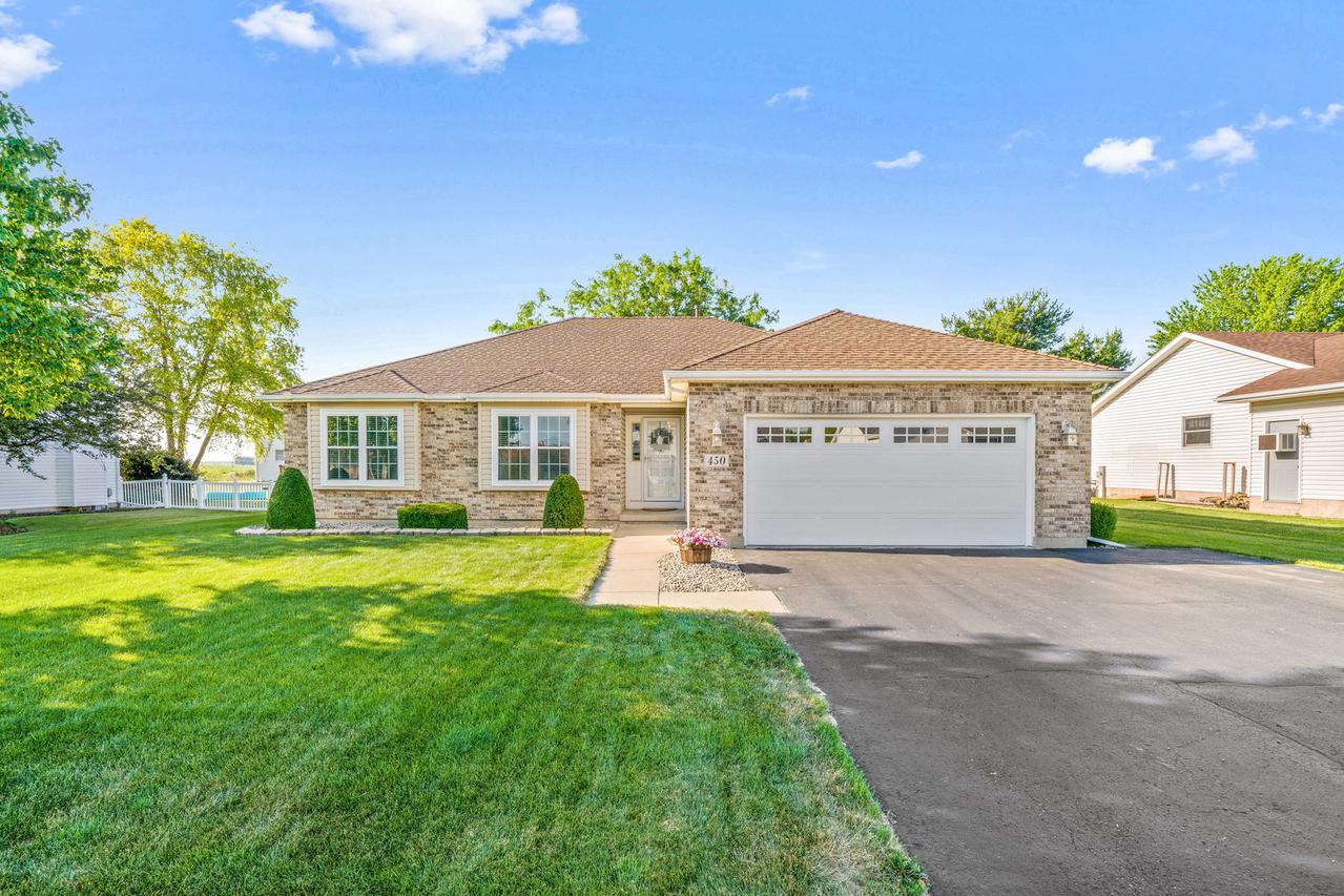 450 Graf St., Somonauk, IL 60552