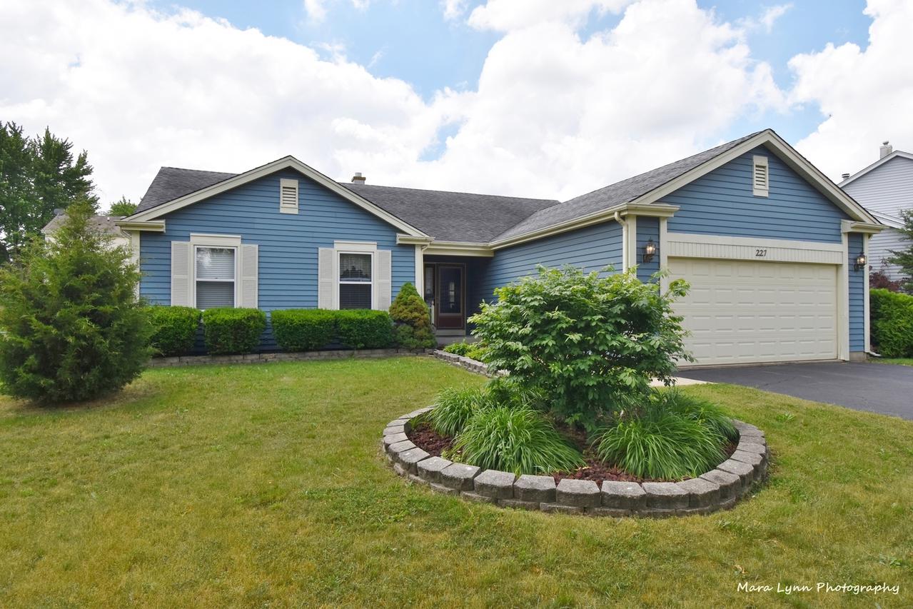 227 Mistwood Ln., North Aurora, IL 60542