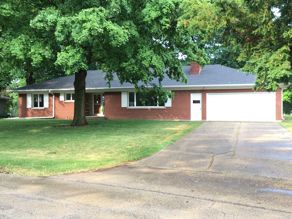 802 Woodlawn Dr., DeKalb, IL 60115