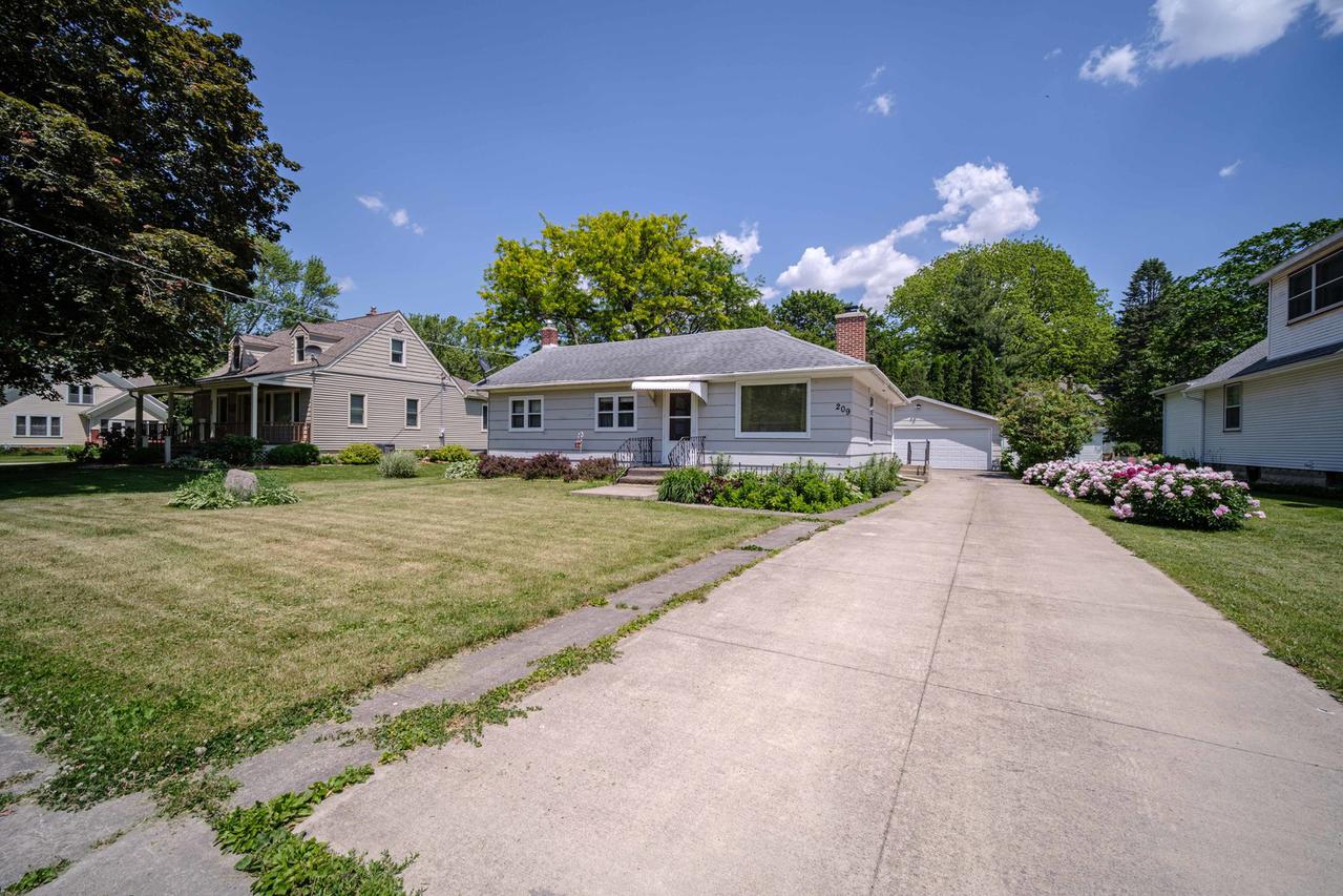 209 Main St., Lindenwood, IL 61049