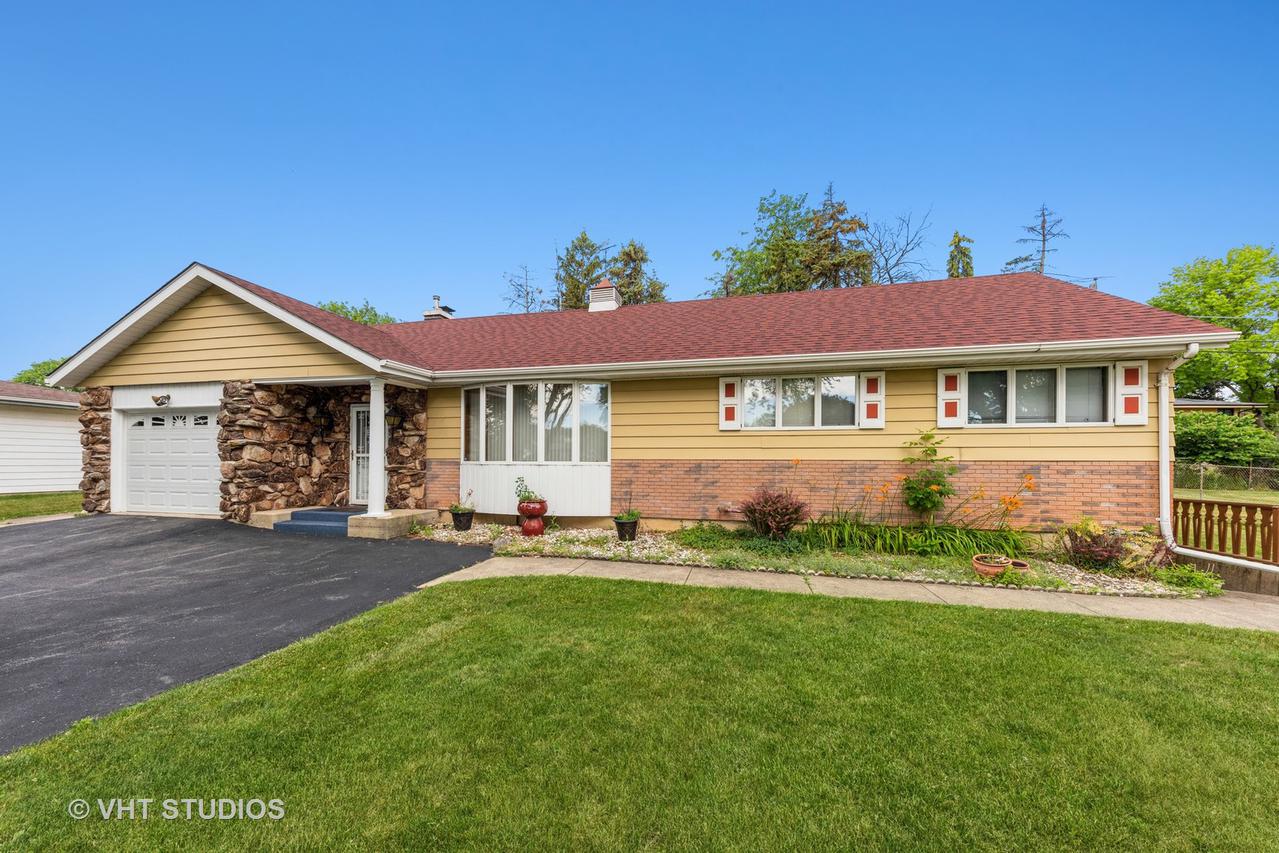 424 Pleasant Dr., Schaumburg, IL 60193