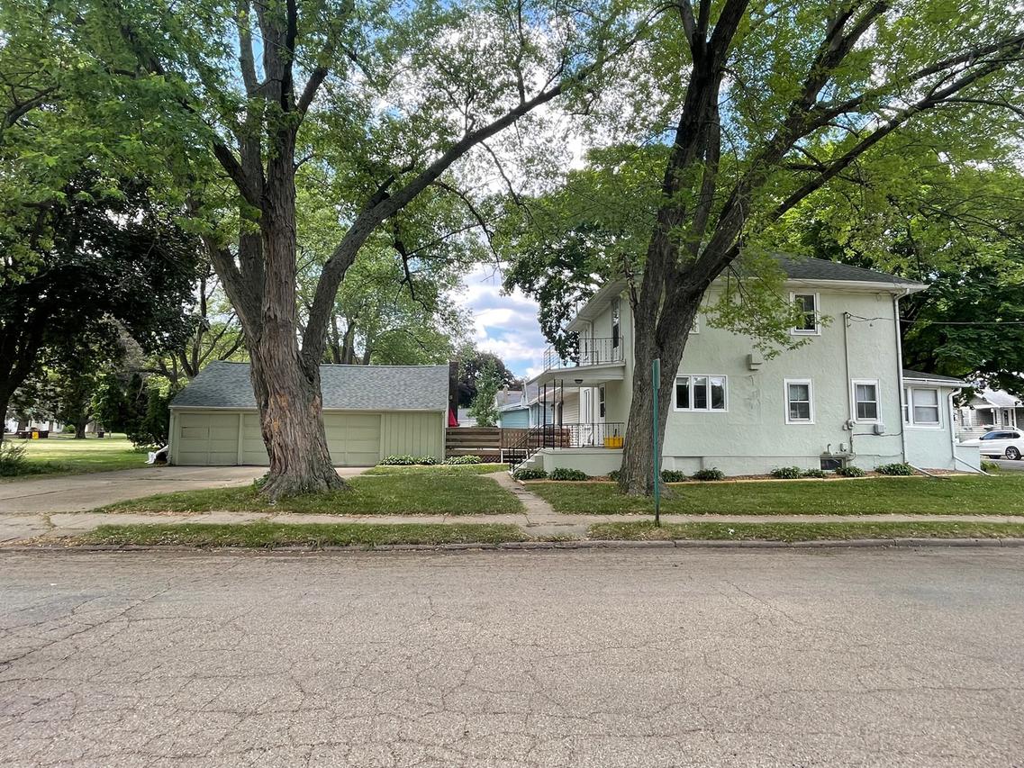 703 W Chestnut St., Freeport, IL 61032