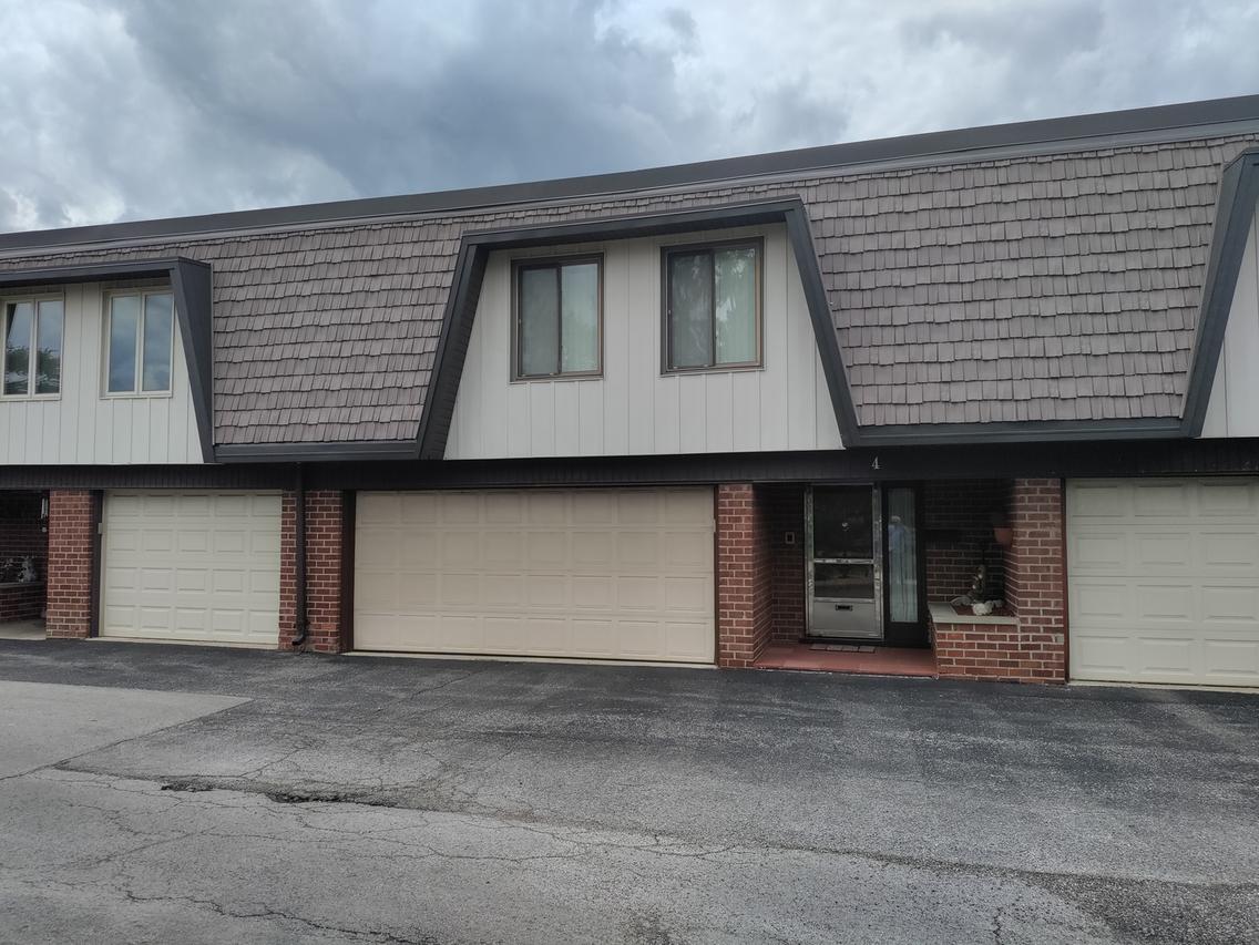 4 Cour La Salle Ct., Palos Hills, IL 60465