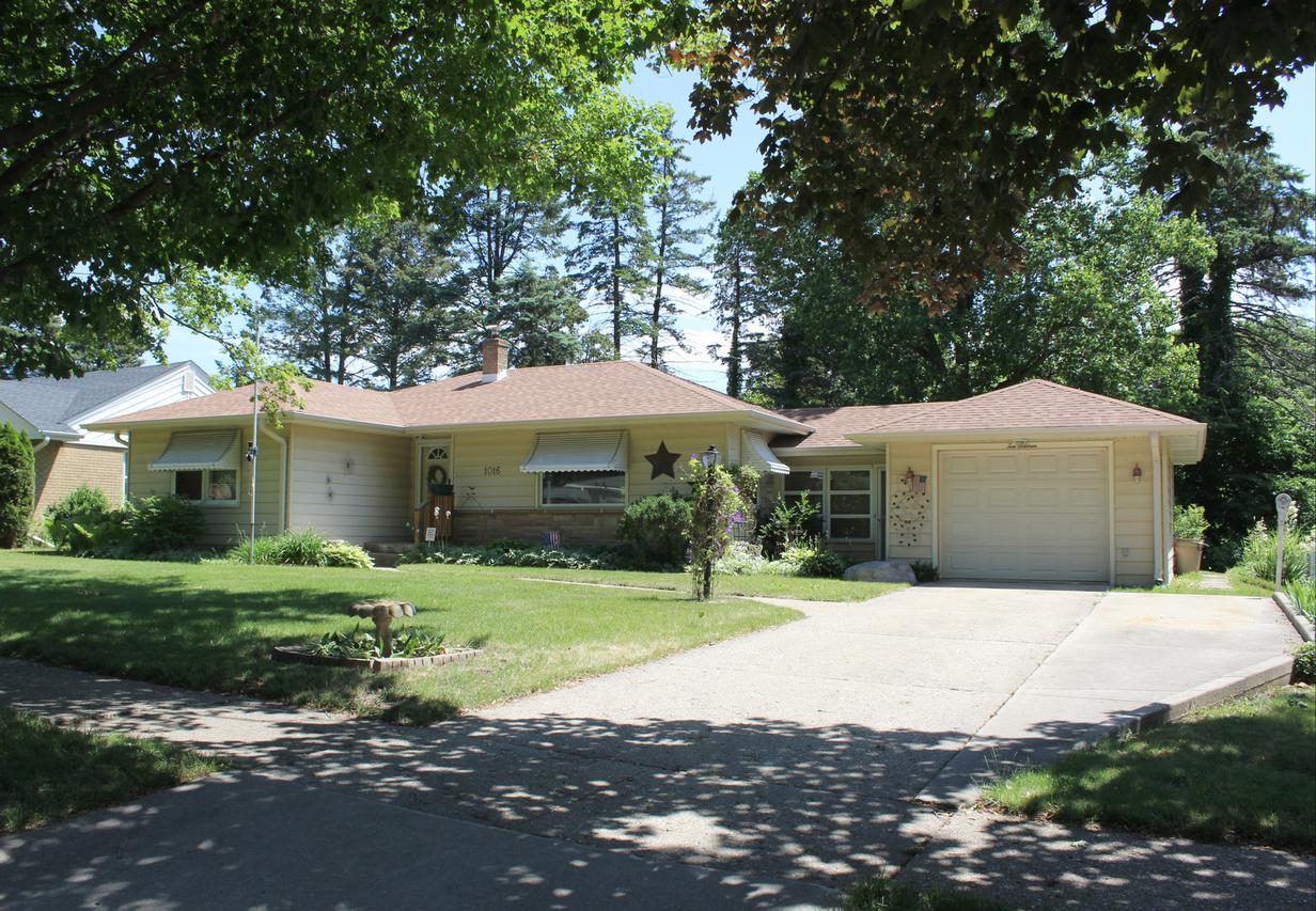 1016 Woodland Dr., Rockford, IL 61108