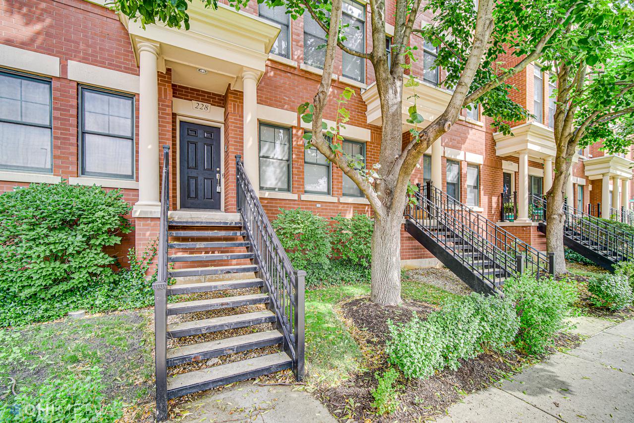 228 Lake St., Elgin, IL 60120