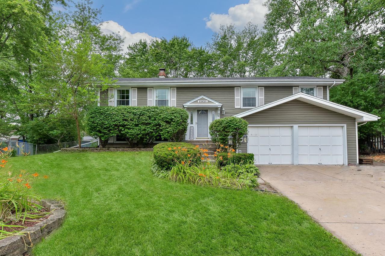 23W311 Saint James Ct., Glen Ellyn, IL 60137