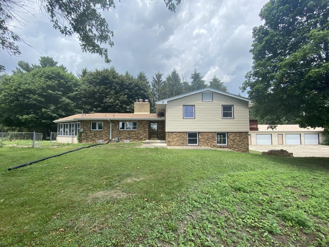 3020 W Pearl City Rd., Freeport, IL 61032