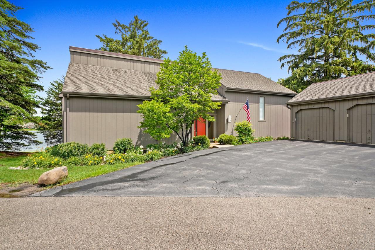 330 Island View Ln. #A, Lake Barrington, IL 60010