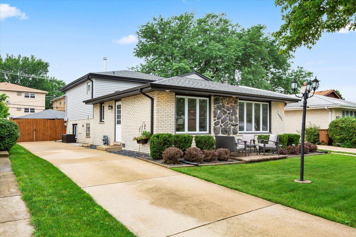 10436 Kilpatrick Ave., Oak Lawn, IL 60453