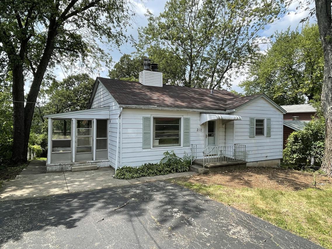 210 Lake Shore Dr., Oakwood Hills, IL 60013