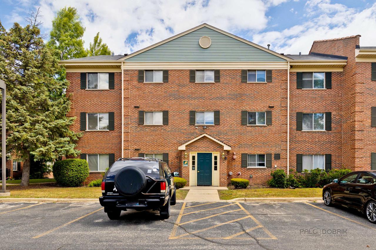 1516 N River West Ct. #2A, Mount Prospect, IL 60056