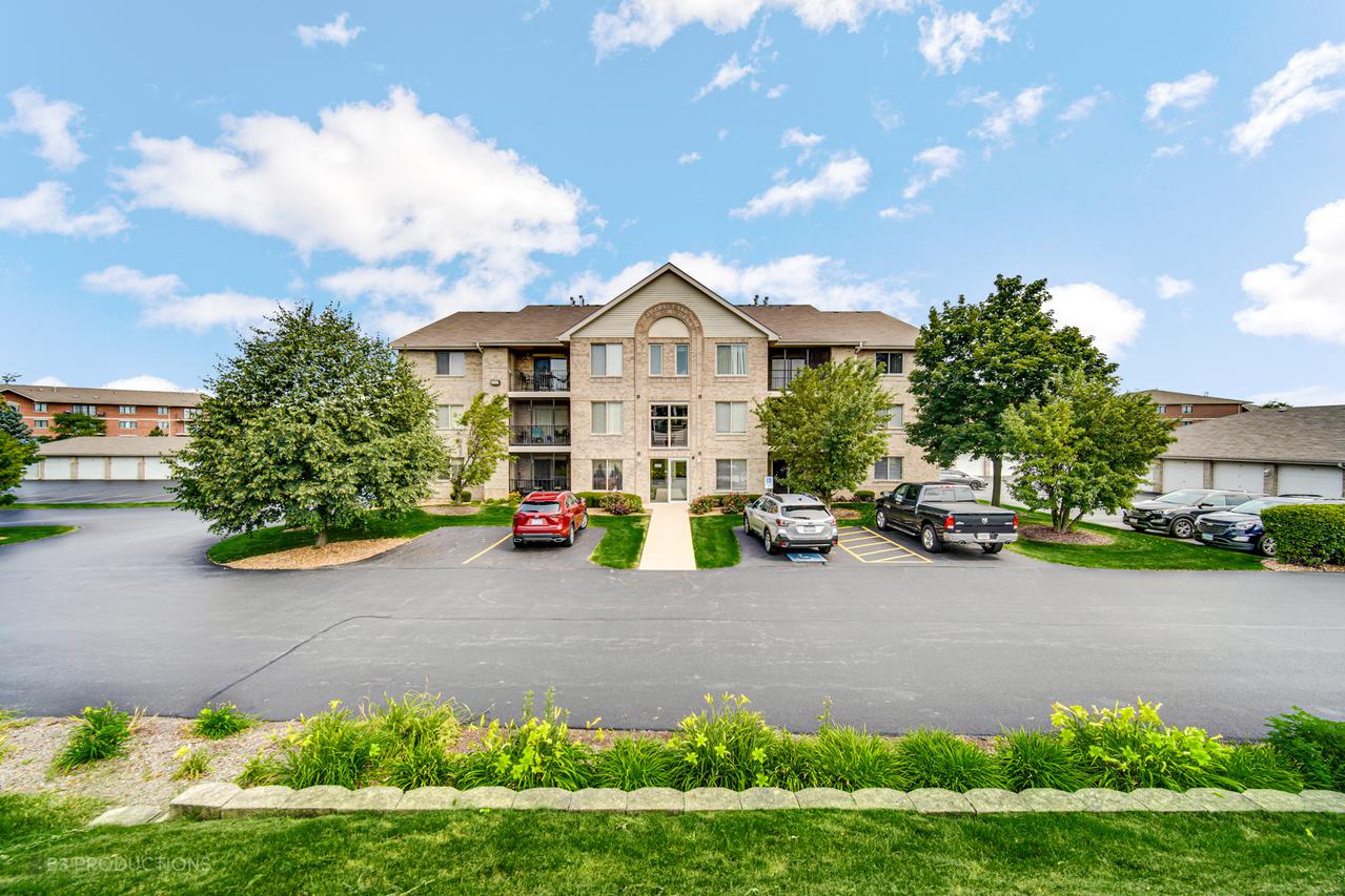 6840 Ridge Point Dr. #1B, Oak Forest, IL 60452