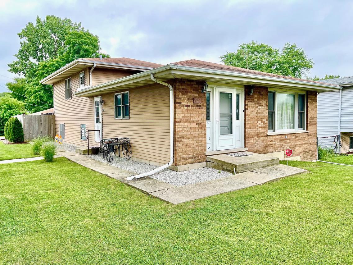 925 E Crockett Ave., Addison, IL 60101