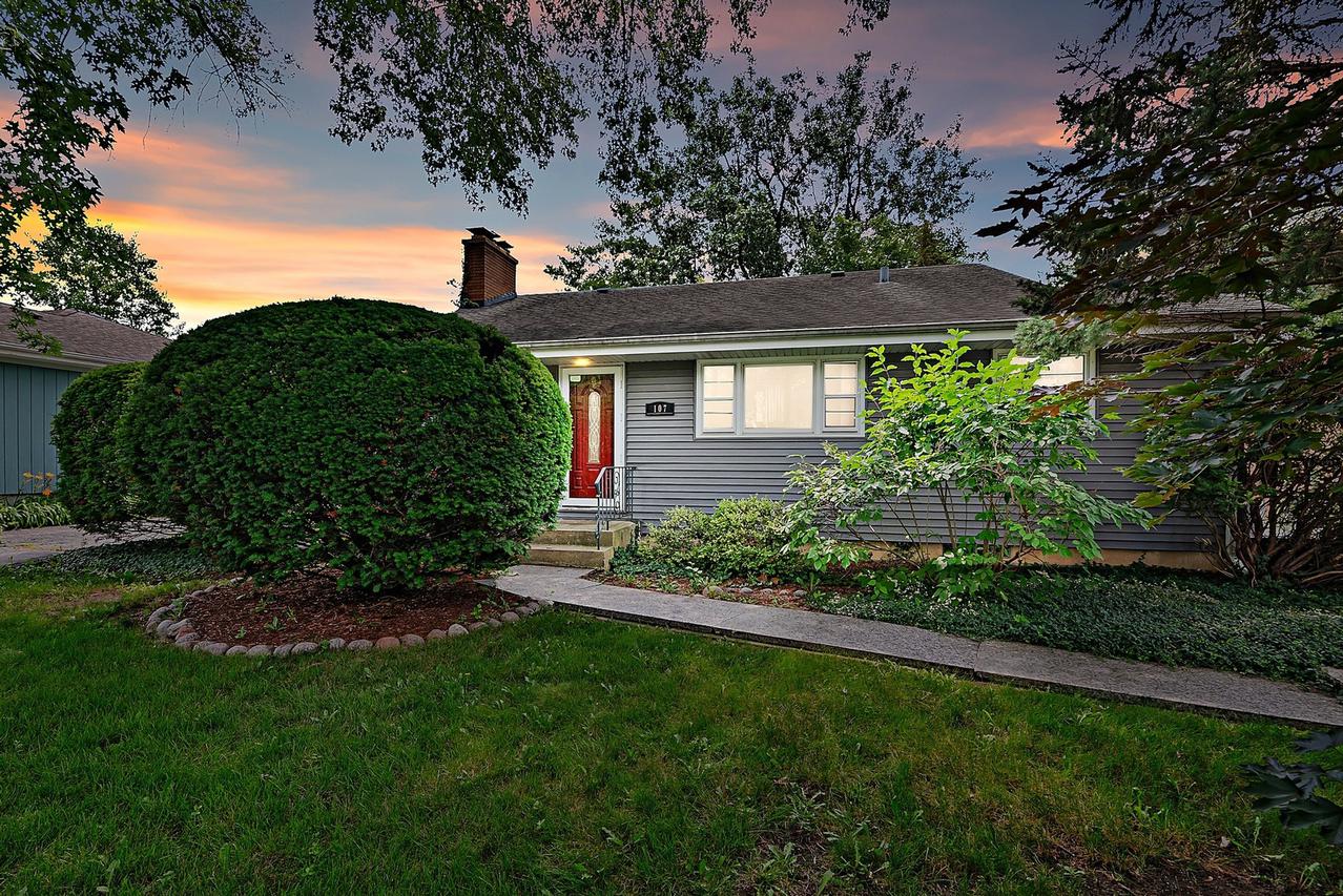 107 Byrd Ct., Clarendon Hills, IL 60514