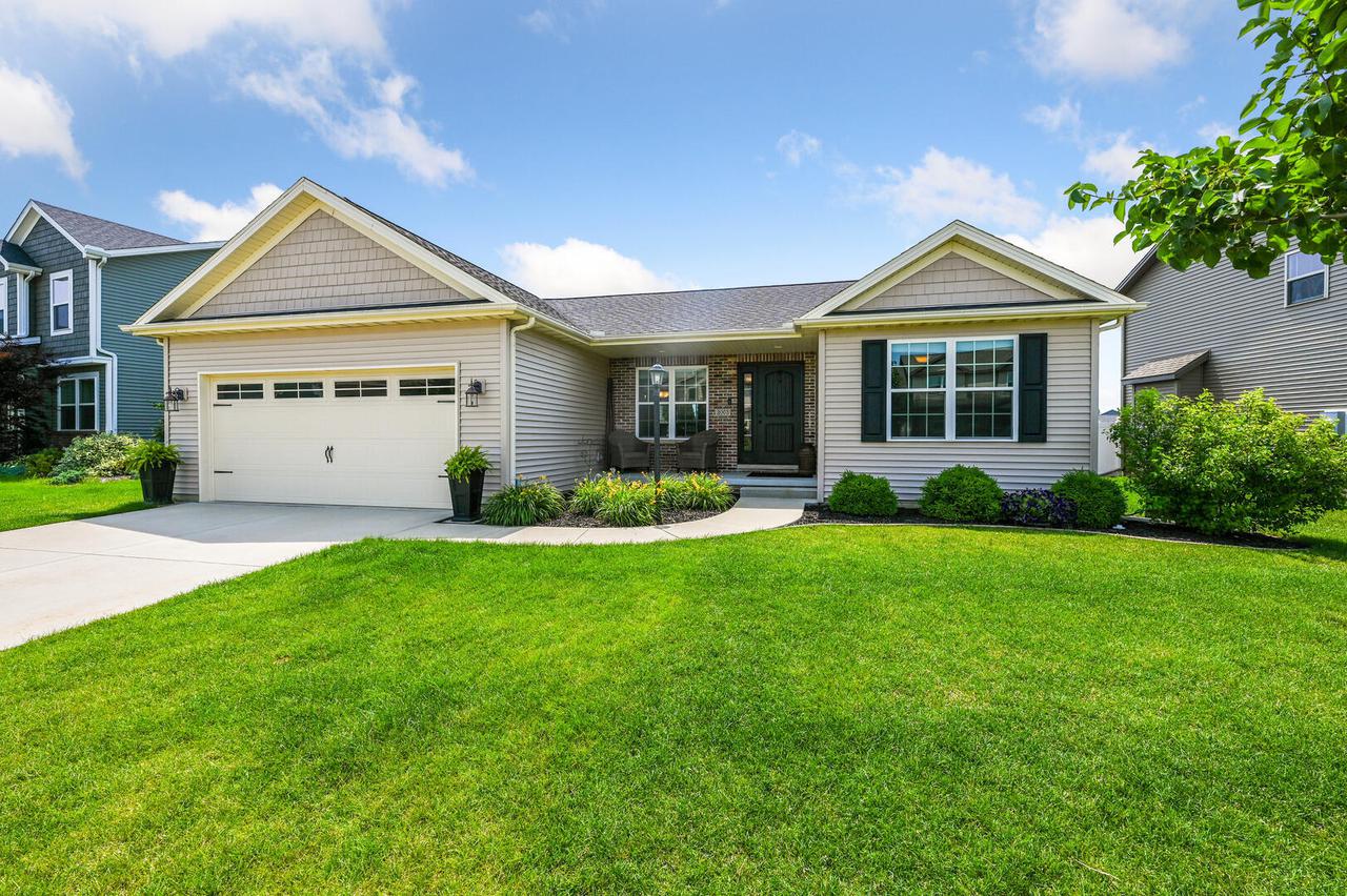 2003 Prairie Grass Ln., Mahomet, IL 61853
