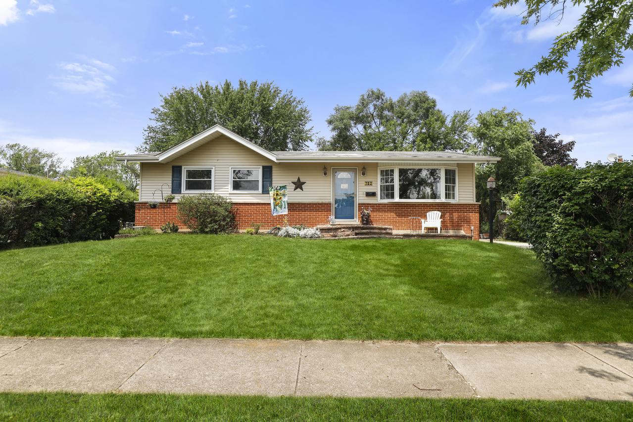 702 E Ironwood Dr., Mount Prospect, IL 60056