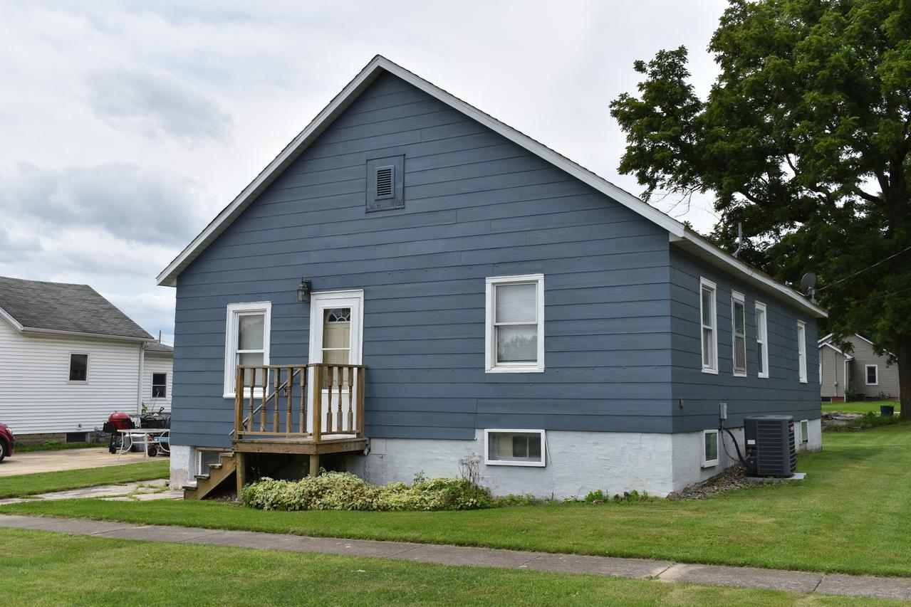 523 N State St., Roanoke, IL 61561