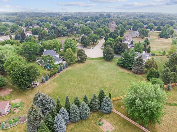 2415 Pine Crest Ct., Spring Grove, IL 60081