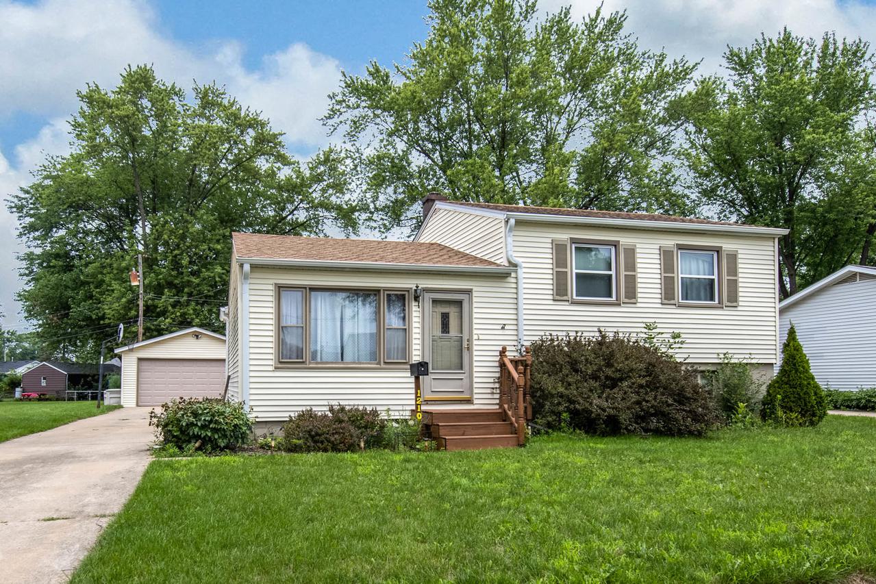 1210 Ramona Ter., Machesney Park, IL 61115