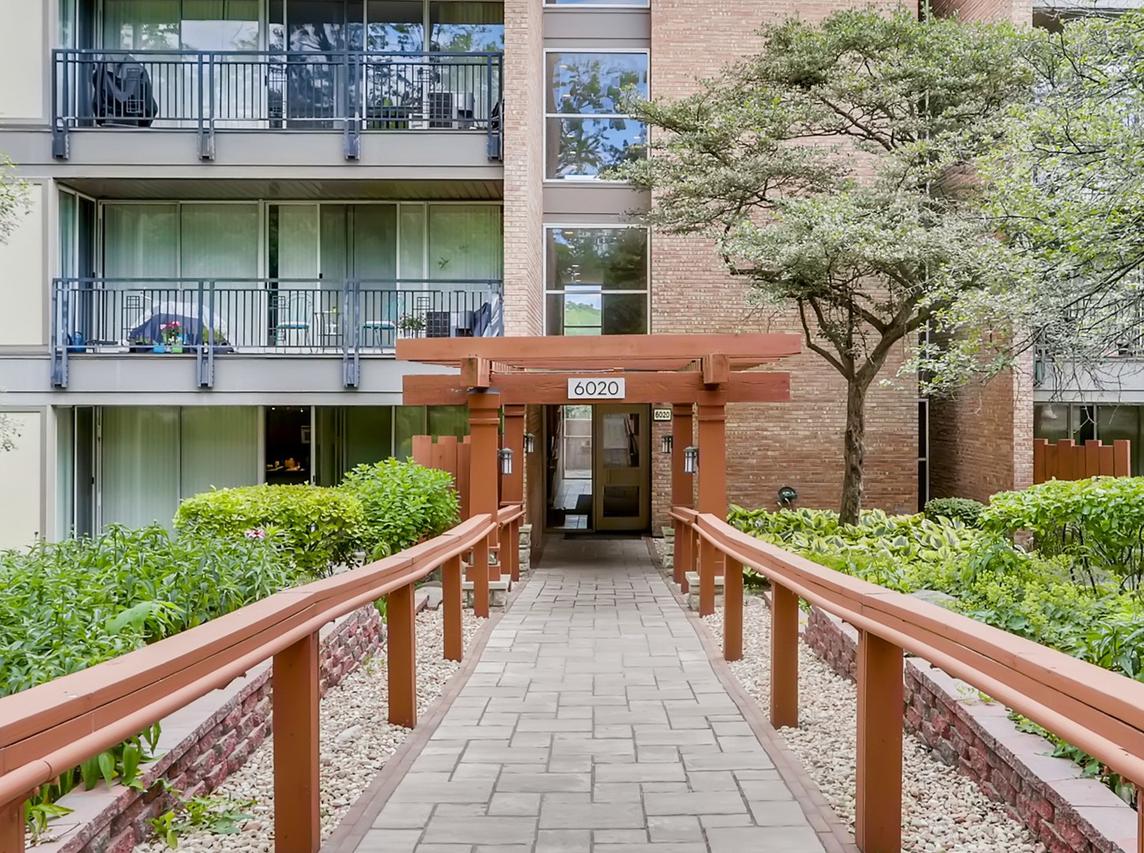 6020 Oakwood Dr. #4A, Lisle, IL 60532