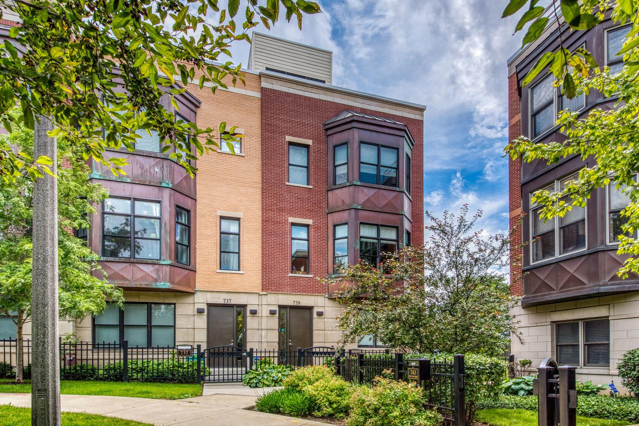 739 W 15th St., Chicago, IL 60607