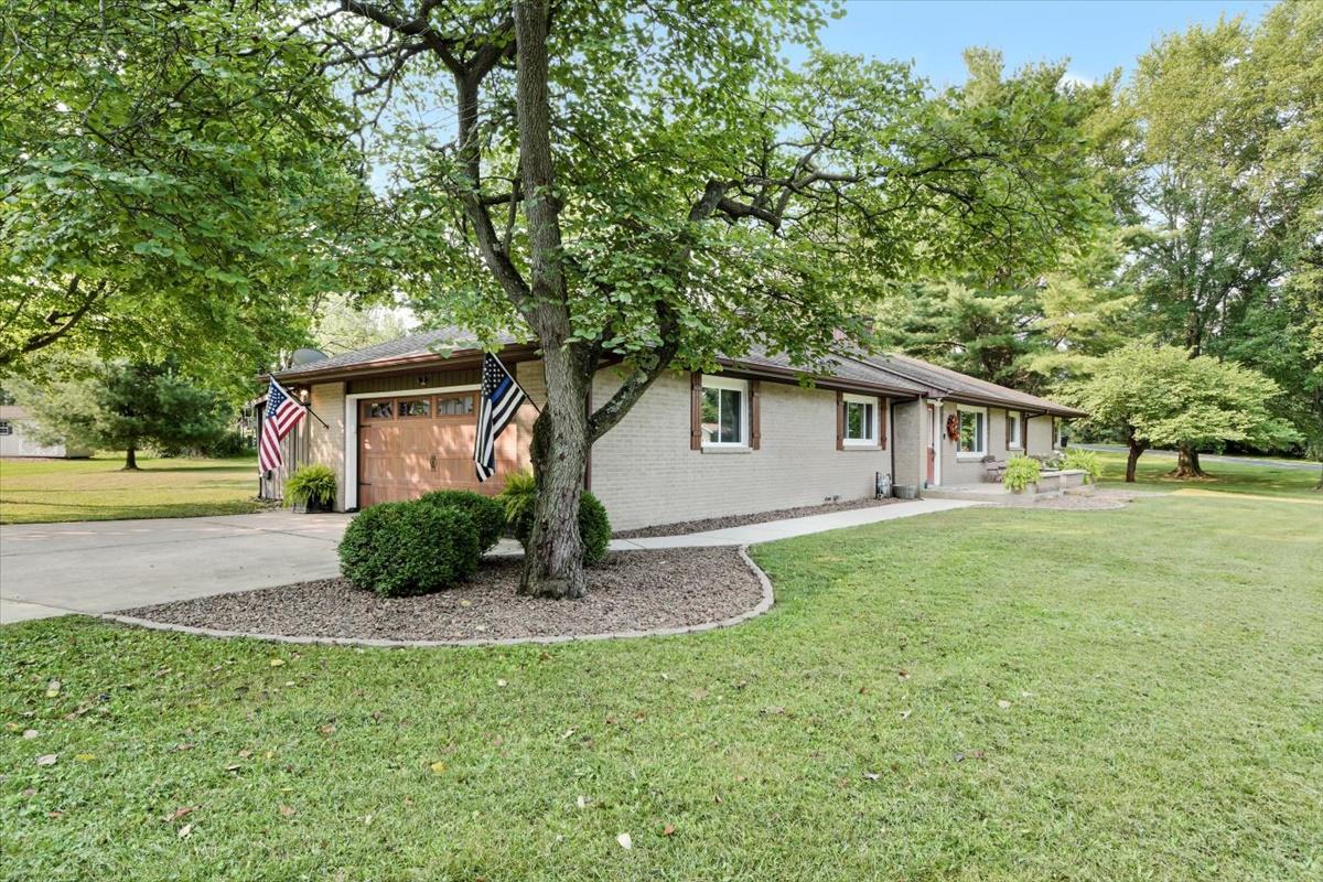 1903 Forestview Dr., Mahomet, IL 61853