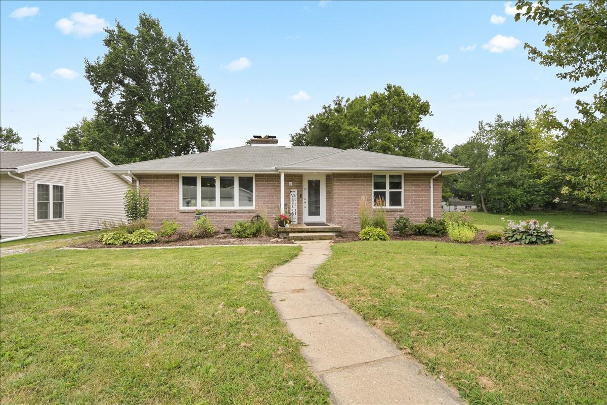 207 Augusta Dr., Mahomet, IL 61853