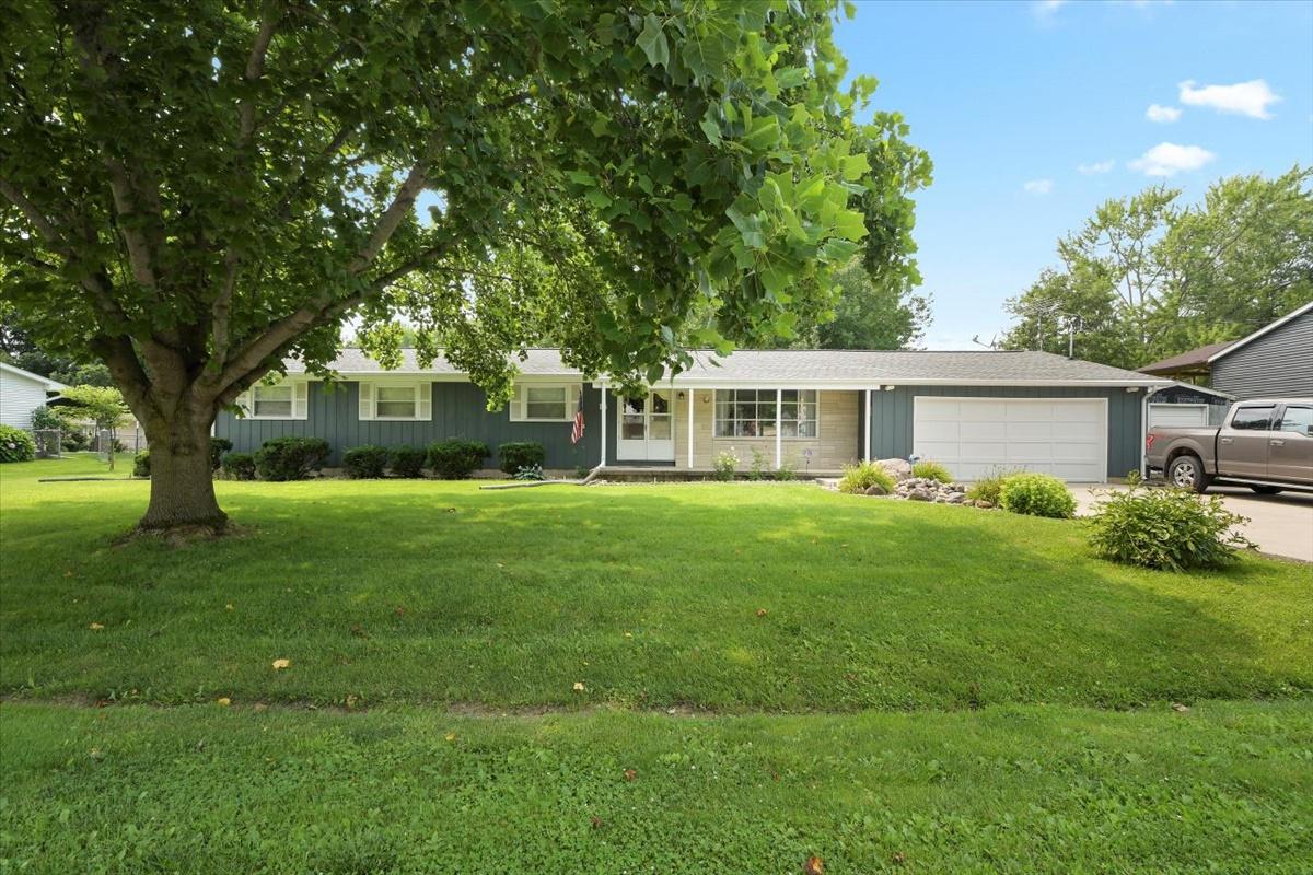 14 Park Dr., Villa Grove, IL 61956