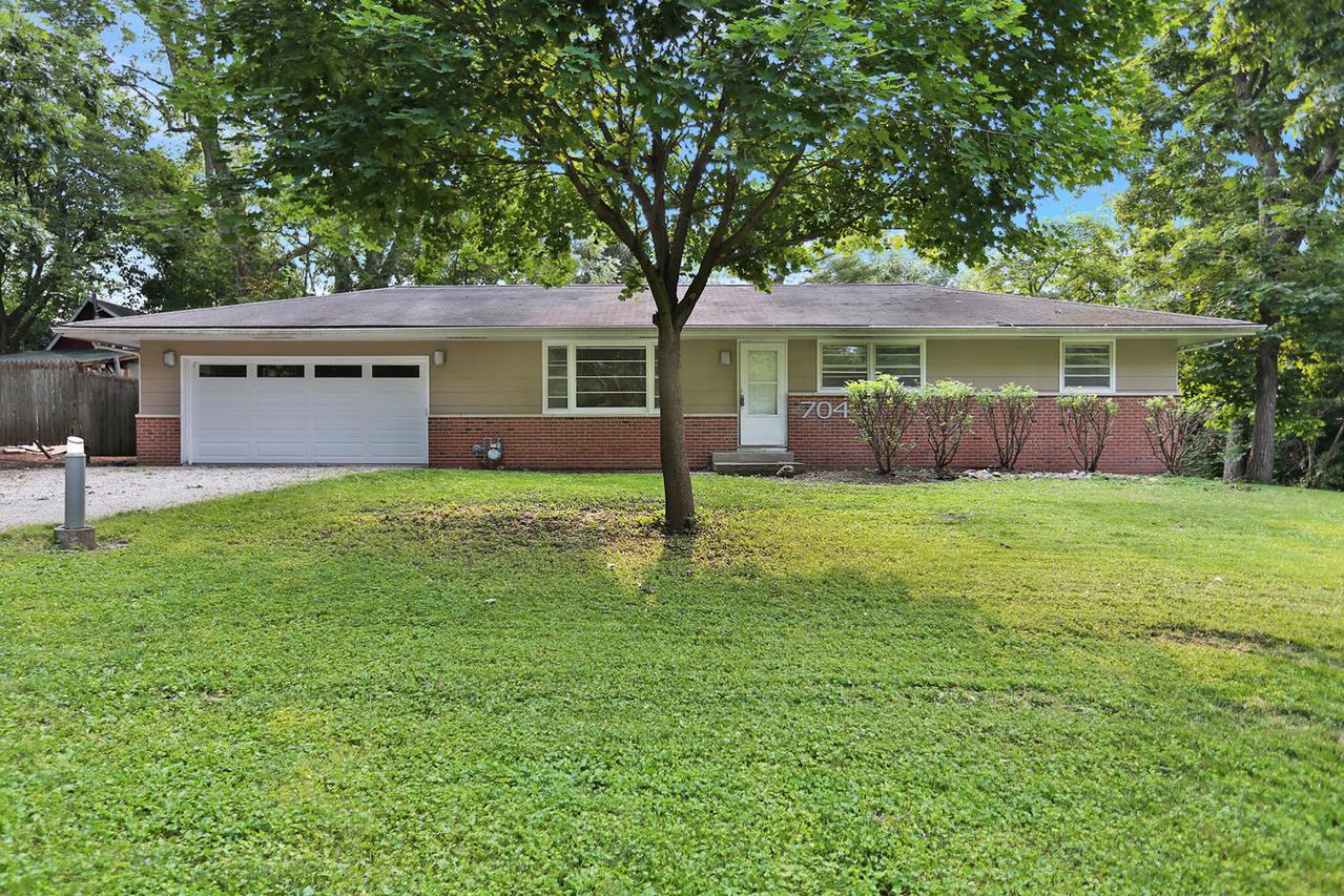 704 Colony Grove, Mahomet, IL 61853