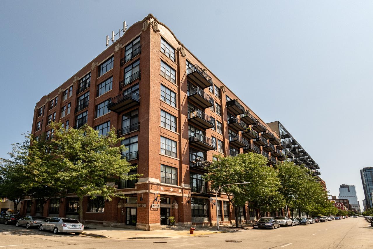 1250 W Van Buren St. #515, Chicago, IL 60607