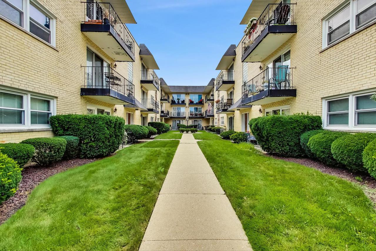 6484 N Northwest Hwy. #7, Chicago, IL 60631