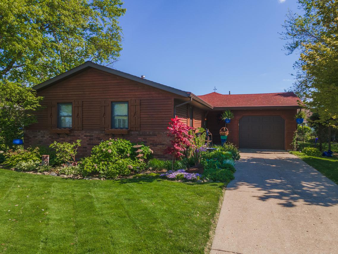 200 1st St., Congerville, IL 61729