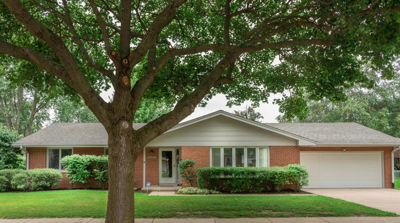 1601 Mayflower Dr., Dekalb, IL 60115
